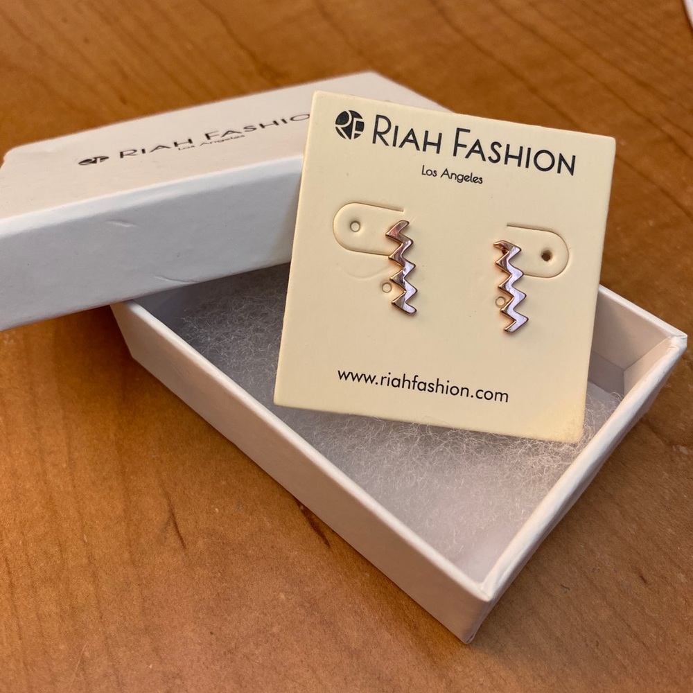 Gold simple fashion earrings